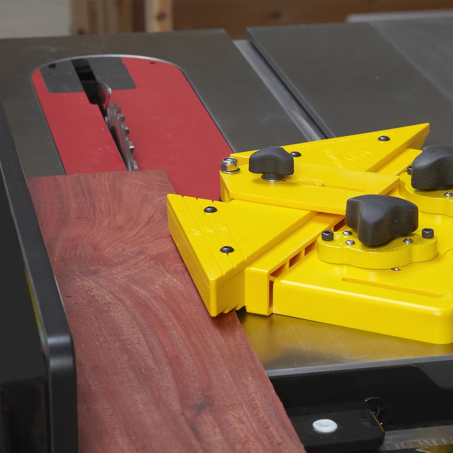 Magnetic Rip Guide for Circular Saws