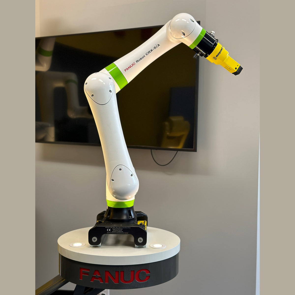 Cobot MagBase 5 montiert an einem kollaborativen Roboter