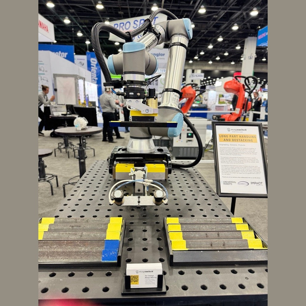 Cobot MagBase 10 2.0 montiert in einem Automatisierungs-Demo-Setup